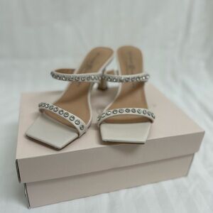 Woman sandal slip on.